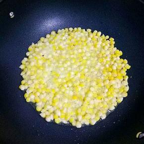 再次倒入油，油要没过玉米粒，中小火煎3分钟，关火，倒出多余的油，撒些细砂糖