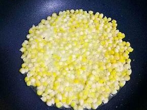 再次倒入油，油要没过玉米粒，中小火煎3分钟，关火，倒出多余的油，撒些细砂糖
