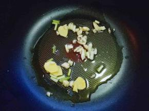 热锅冷油，加入葱姜蒜炒香。