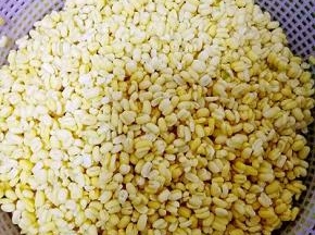 绿豆浸泡16个小时以上，手搓去绿豆皮（我承认去皮过程真的很虐心，如果嫌麻烦可以买去皮的绿豆）