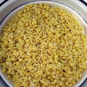 绿豆加少量水，隔水蒸一个小时左右