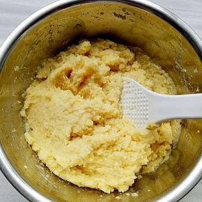 蒸好后用勺子压成绿豆泥