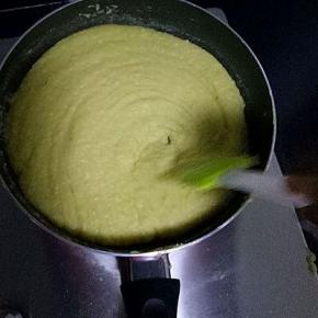 锅里倒油，放入绿豆泥小火翻炒，加入细砂糖和麦芽糖，继续翻炒