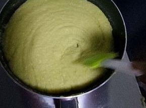 锅里倒油，放入绿豆泥小火翻炒，加入细砂糖和麦芽糖，继续翻炒