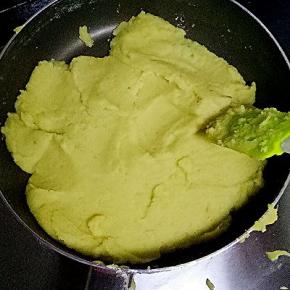 把水份炒干，能撵成型，不粘锅即可，关火冷却