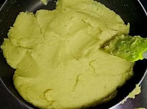 把水份炒干，能撵成型，不粘锅即可，关火冷却