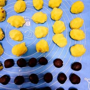 把绿豆泥分成16g的小剂子，红豆沙8g,绿豆泥和红豆沙的比例为1:2