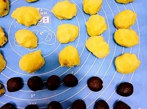 把绿豆泥分成16g的小剂子，红豆沙8g,绿豆泥和红豆沙的比例为1:2