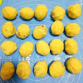 绿豆泥按扁，包入红豆沙，搓圆