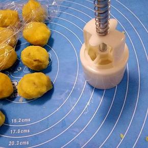 用模具压出花型即可