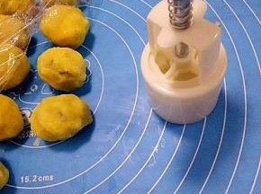 用模具压出花型即可