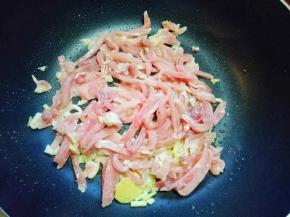 再放入切好的肉丝煸炒。