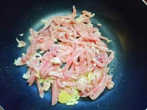再放入切好的肉丝煸炒。