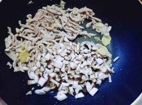 炒至肉丝发白时，加入切好的香菇，小火翻炒。