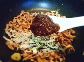 加入一勺豆瓣酱。翻炒均匀。