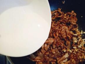 加入适量水。烧开后转小火，将肉丝炒熟即可。