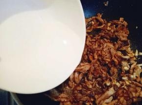 加入适量水。烧开后转小火，将肉丝炒熟即可。