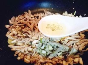 加入一勺料酒。