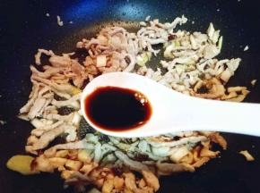 再加入一勺生抽。