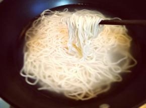 煮面: 锅中加入热水，大火烧开后再下入面条，煮熟捞出。