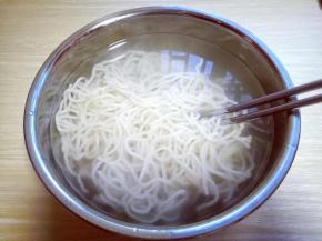 捞出立即过冷水。