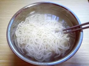 捞出立即过冷水。