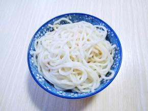 淋干水份，盛入碗中。