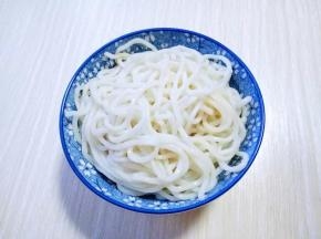 淋干水份，盛入碗中。