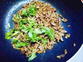 这时肉丝也熟了，加入切好的香菜，关火。