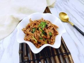 炸酱面的肉丝酱就做好了呦～