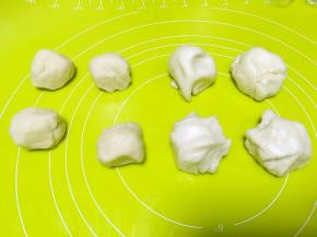 将水油皮材料跟油酥皮材料分别分成4等份