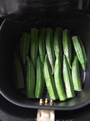 用硅胶刷均匀的刷一层油，200度烤3分钟