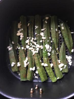 淋上生抽，撒上烧烤粉、辣椒粉、蒜泥，再180度烤2分钟。拍完照才想起来淋生抽，哈哈，所以图片上没看到生抽，你们要记得呀