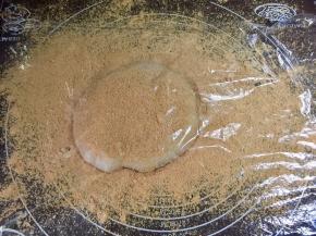 把糯米团放在揉面垫上，再撒一些黄豆粉防粘，铺上一张保鲜膜，也是为了防粘，因为没有加油的糯米蒸熟了真的特别粘。