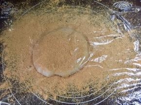 把糯米团放在揉面垫上，再撒一些黄豆粉防粘，铺上一张保鲜膜，也是为了防粘，因为没有加油的糯米蒸熟了真的特别粘。