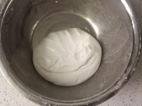 糯米粉加适量清水，和成团。