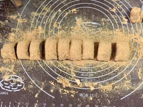 然后切成等宽的小段，再均匀的筛上一些黄豆粉即可。