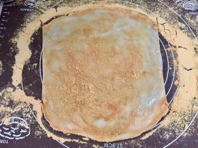 把保鲜膜揭掉，切掉不整齐的边缘。