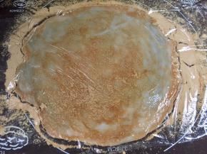 用擀面杖把糯米团擀平。