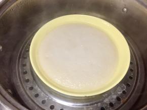 蒸好后，倒掉面上蒸汽滴落的水分，稍微放凉。