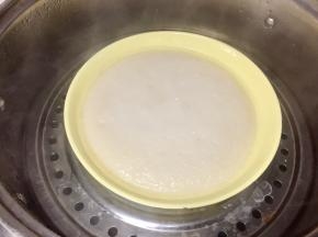 蒸好后，倒掉面上蒸汽滴落的水分，稍微放凉。