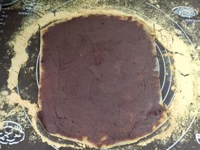 用橡皮刀抹上豆沙，刮平。