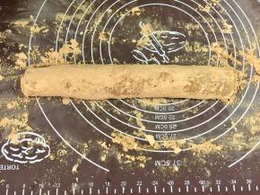 把糯米皮和红豆沙卷起。