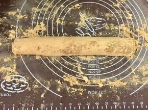 把糯米皮和红豆沙卷起。
