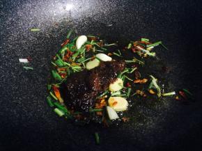 加入豆瓣酱，炒出红油