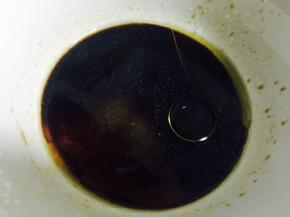 蚝油、酱油、芝麻油、糖，倒在碗里调拌均匀