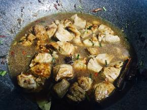 和适当清水，烧开后转至高压锅，调到牛羊肉档