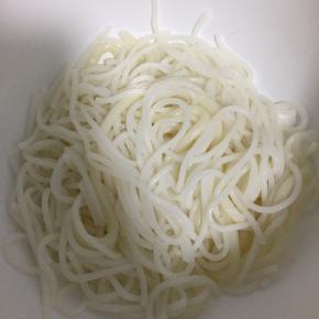 面条清水煮七八分钟，立即过冷水然后捞出沥干水分