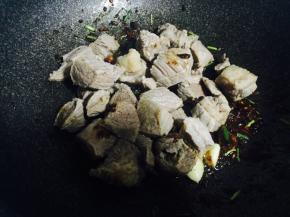 放入牛肉，翻炒均匀