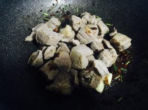 放入牛肉，翻炒均匀